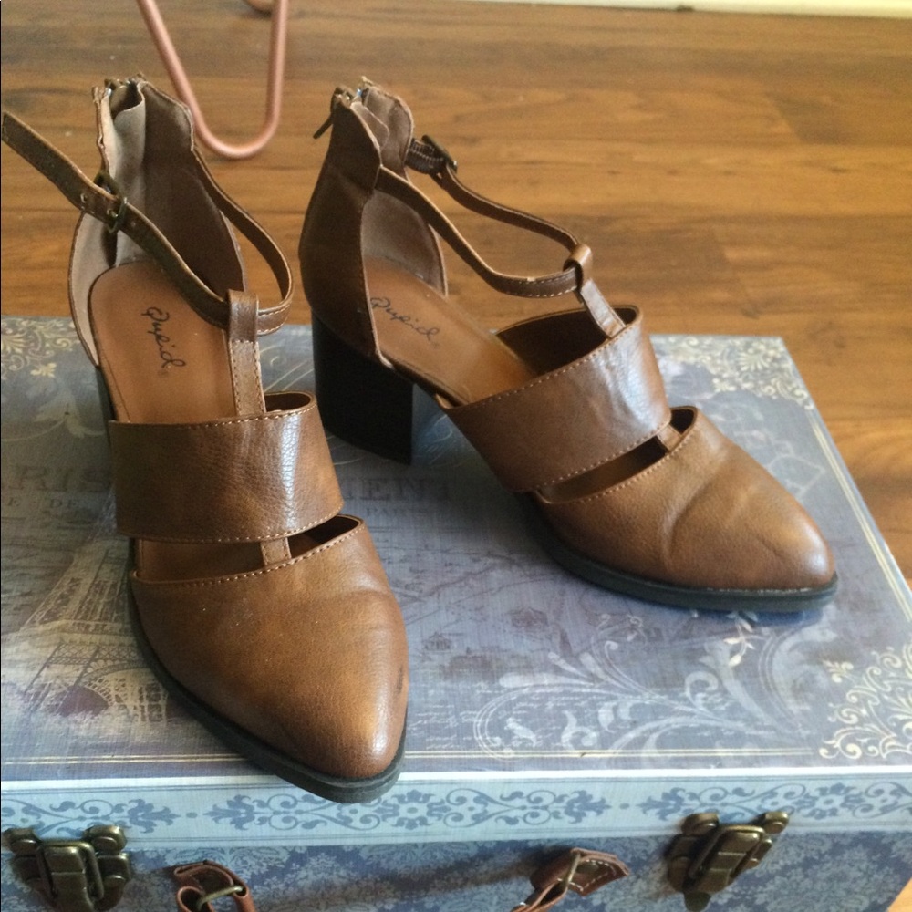 Pointy cut out brown boots